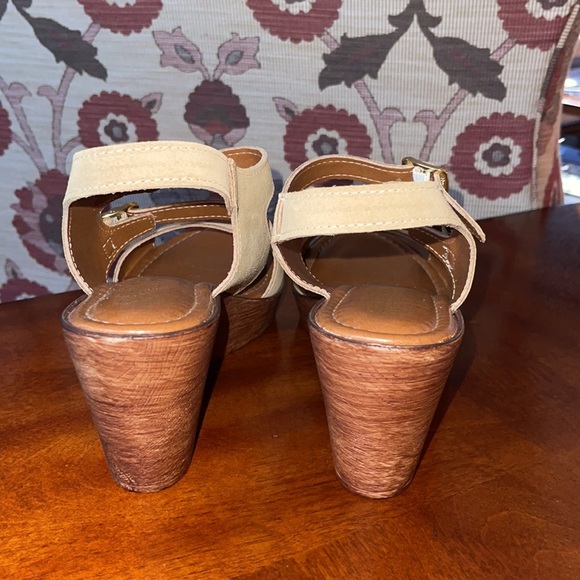 Bella Vita Suede Wedge Sandal NWT - Picture 6 of 10